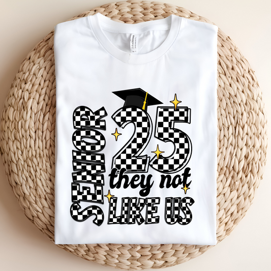 Senior 2025 T-Shirt - Retro Checkered 2025 Graduate Shirt